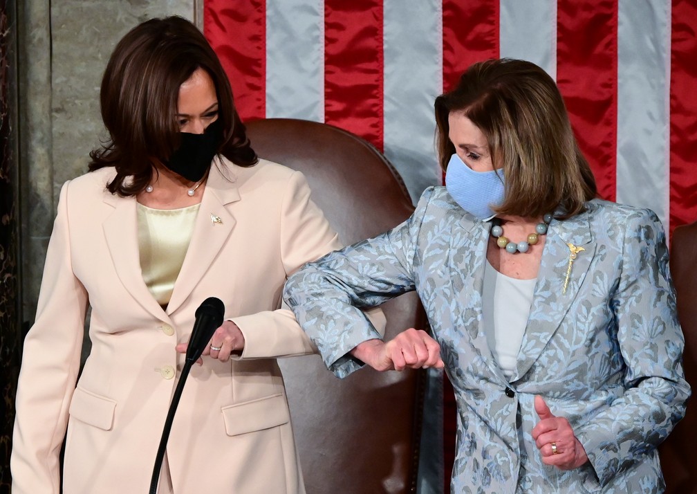 Kamala Harris e Nancy Pelosi, respectivamente vice-presidente dos EUA e presidente da Câmara, se cumprimentam antes de discurso de Joe Biden no Congresso nesta quarta (28) — Foto: Jim Watson/Pool via Reuters