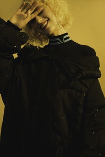 Blusa Versace, casaco Nohda e brincos de acervo