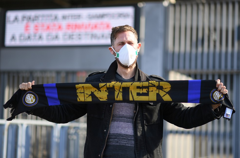 Torcedor da Inter de Milão em frente ao estádio San Siro — Foto: Daniele Mascolo/Reuters