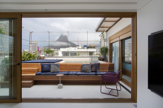 Apartamento carioca tem clima de casa e hidromassagem na varanda (Foto: @denilsonmachadomca)