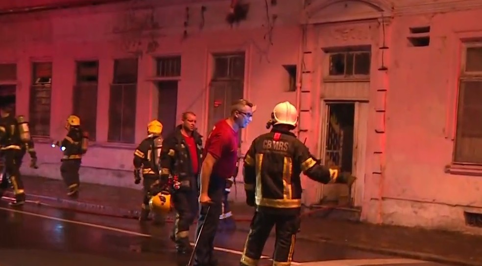 Incêndio deixou quatro pessoas mortas em Porto Alegre — Foto: Reprodução/RBS TV