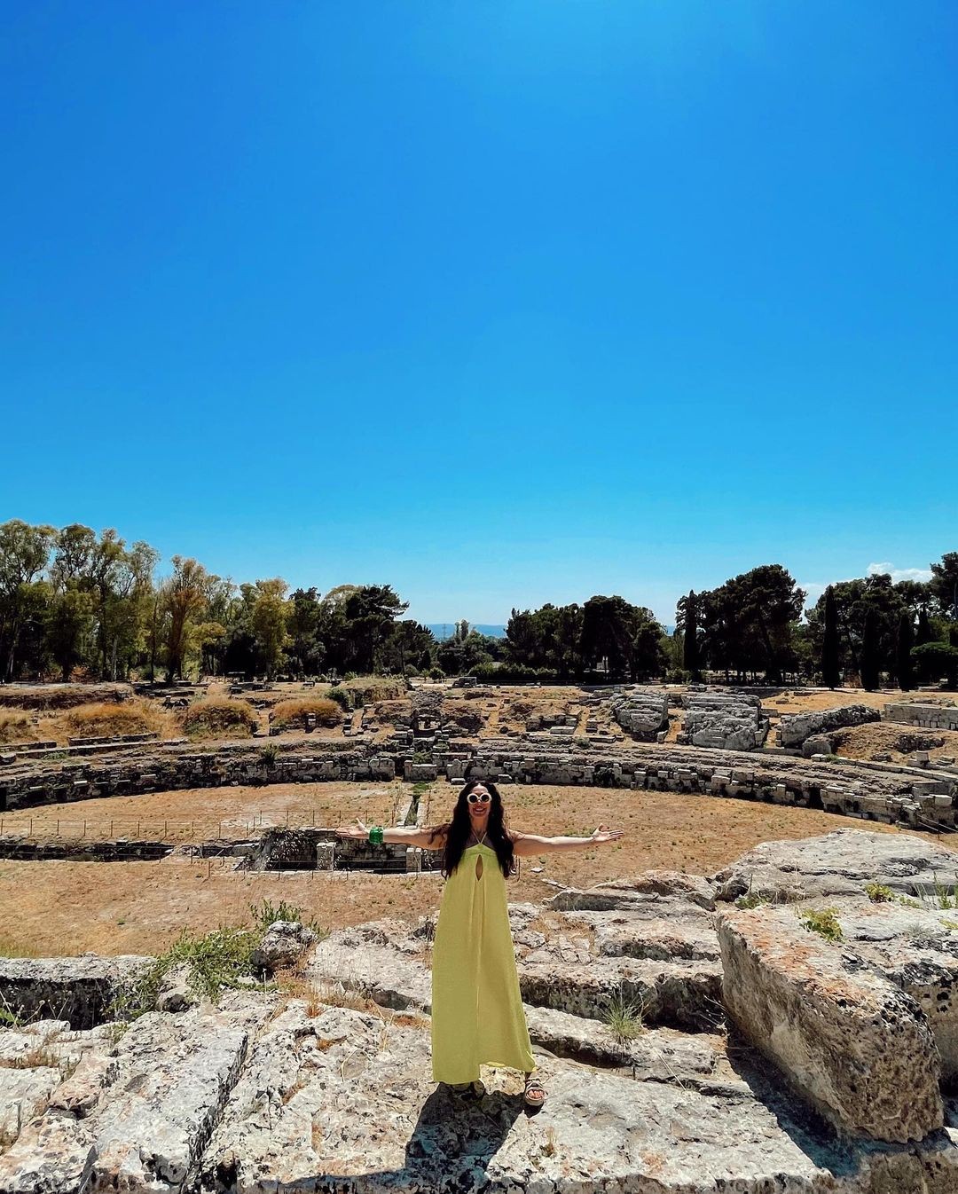 A atriz posa em um parque arqueológico (Foto: Reprodução Instagram)