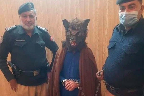 Polícia paquistanesa algema homem vestido de lobisomem (Foto: divulgação)