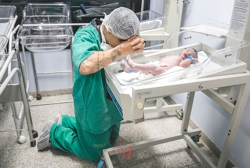 Victor ajoelhado ao lado do pequeno Ivan (Foto: Reprodução Instagram)