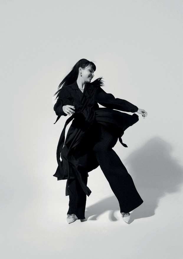 Rafaella Caniello usa casaco e calça, ambos Neriage. Brinco e anel, ambos Marisa Clermann e sapatos Dolce & Gabbana (Foto: Bruna Castanheira)