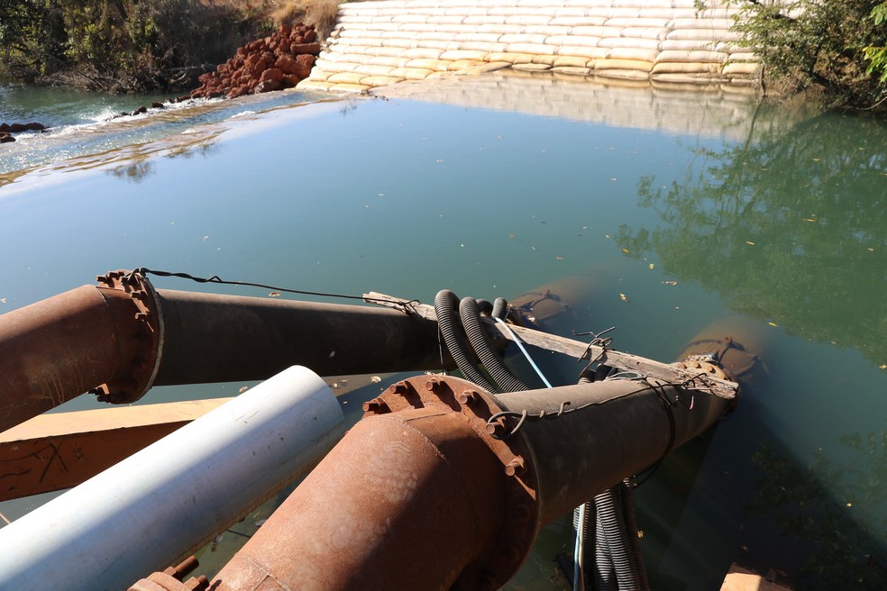 Os dois motores que realizam a transposição do Rio Claro em Uberaba desde o dia 12 de julho de 2021 — Foto: Codau/Divulgação
