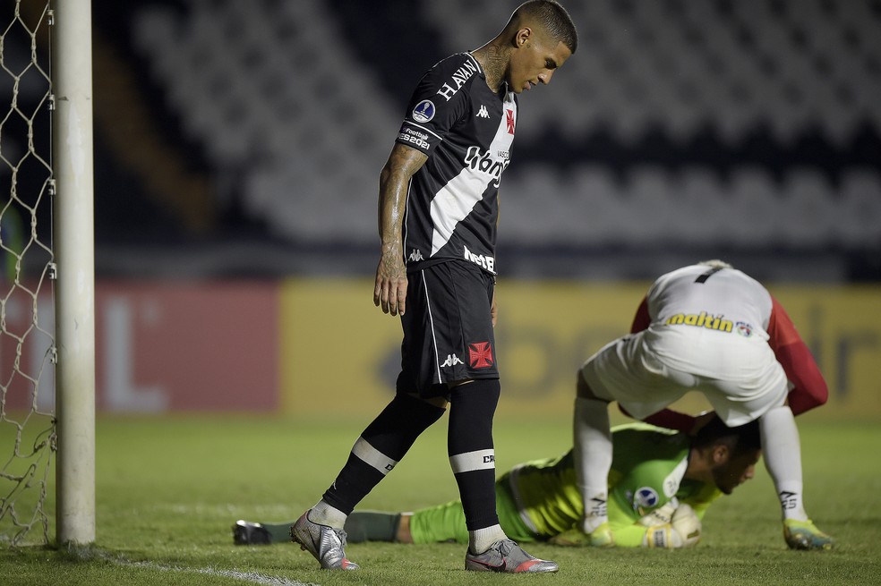 Carlinhos lamenta perda de pênalti contra o Caracas — Foto: Staff Images / CONMEBOL