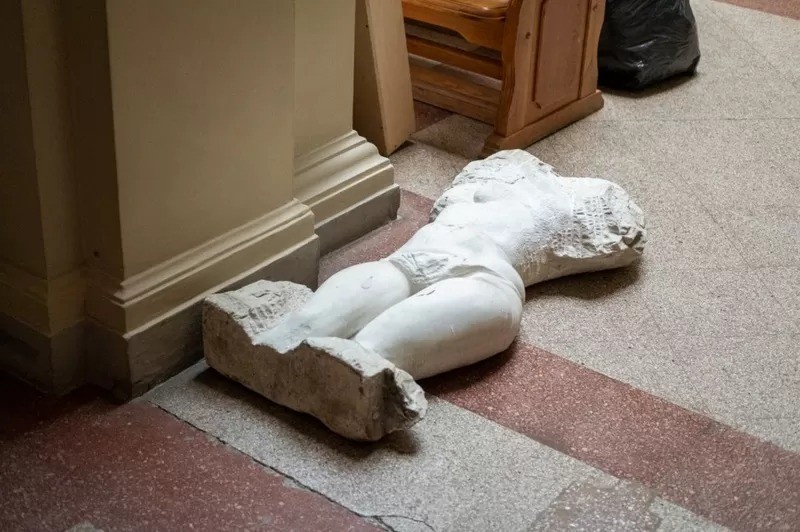 Uma estátua pesada demais para ser transferida para o subsolo ficou no chão do átrio do museu (Foto: BBC)