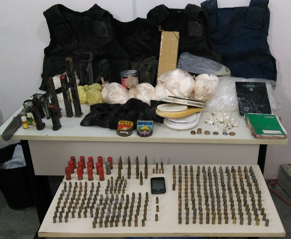 Munições drogas apreendidas após jovem ser preso no Alto do Coqueirinho (Foto: SSP/ Divulgação)
