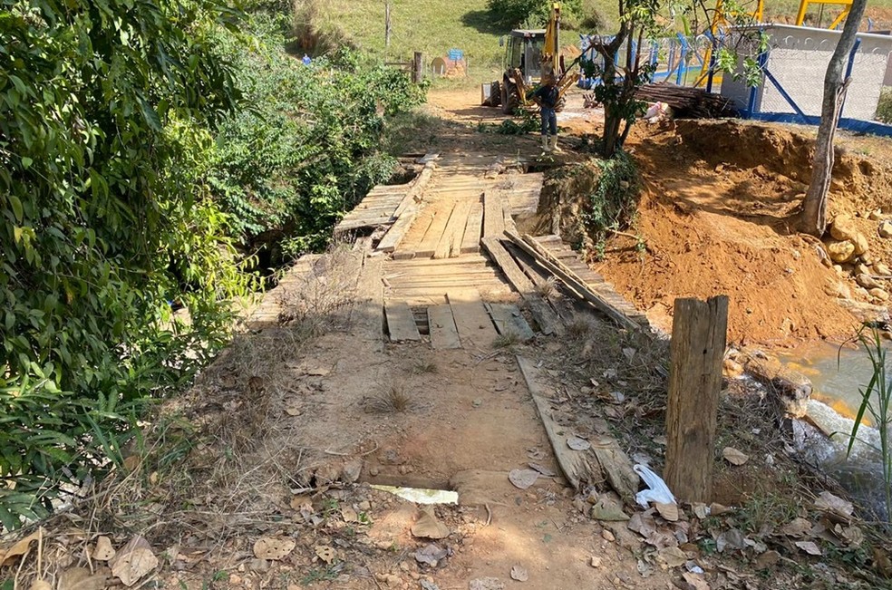 Ponte de madeira foi destruída pelas chuvas — Foto: Prefeitura de Muriaé/Divulgação