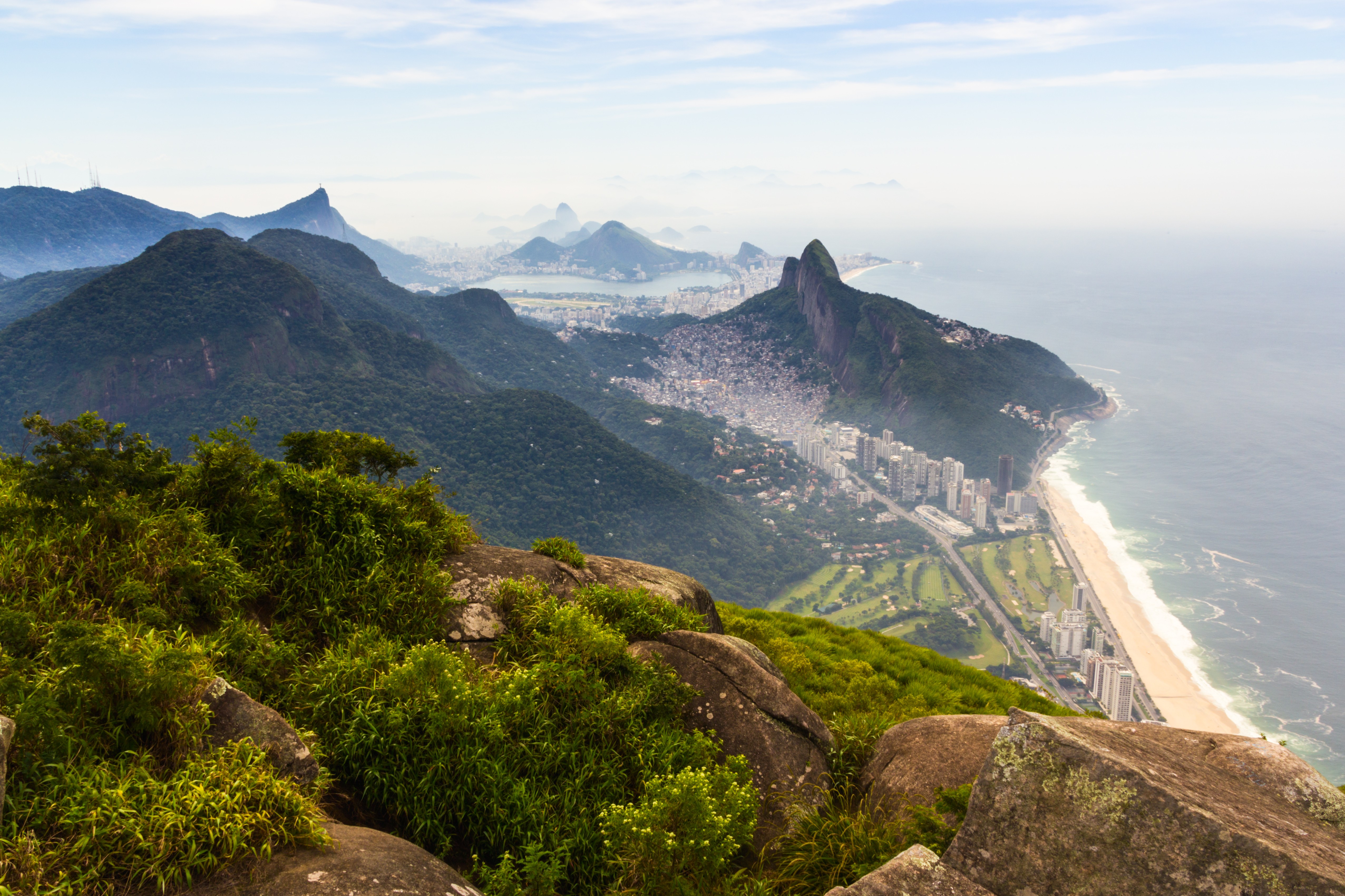 Rio de Janeiro view from Pedra da Gavea. Corcovado, Lagoa Rodrigo de Freitas, Sugarloaf, Favela da Rocinha and Morro Dois Irmaos. (Foto: Getty Images)