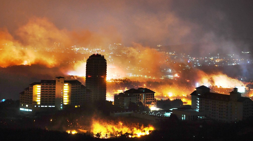 Incêndio em floresta próxima à cidade de Sokcho, na Coreia do Sul, nesta quinta-feira (4) — Foto: Kangwon Ilbo/AFP