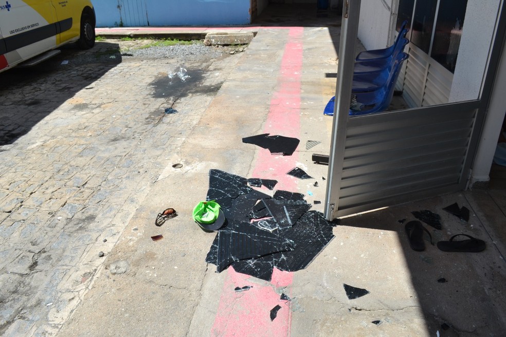 Portas do Hospital Hélvio Auto, em Maceió, foram quebradas por mulher que surtou durante abstinência de drogas — Foto: Ascom/Hélvio Auto