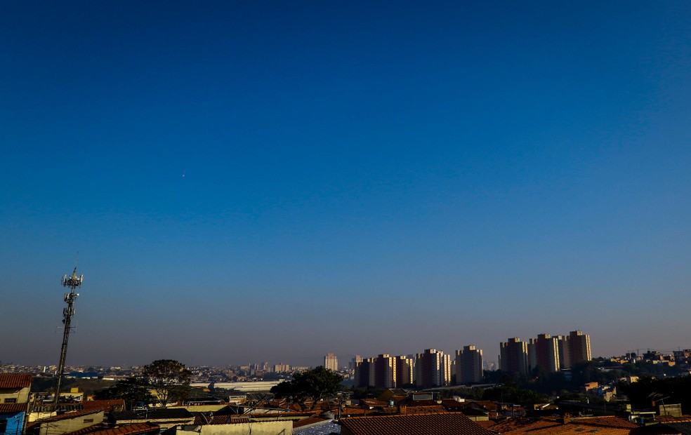 Céu azul neste domingo (19) em São Paulo e tempo firme durante todo o dia. — Foto: Aloísio Cardoso/Fotoarena/AE