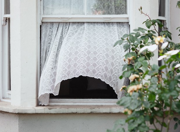 Portas e janelas devem ser abertas ao longo do dia para arejar a casa (Foto: Unsplash / Alistair MacRobert / CreativeCommons)