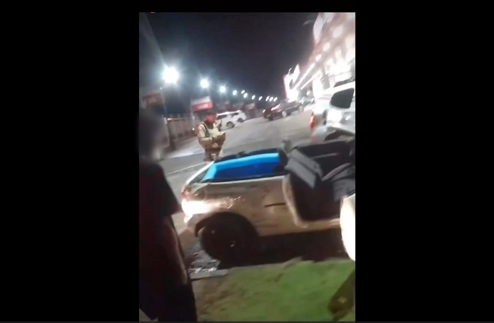 Carro modificado para ser um conversível com piscina em compartimento de carga é apreendido em Indaial — Foto: Reprodução/Polícia Militar