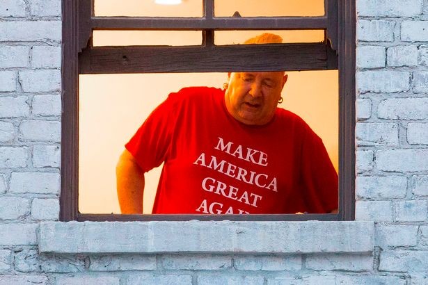 Líder da banda Sex Pistols usa camiseta em apoio a Donald Trump e viraliza; foto foi amplamente divulgada em 2018 e voltou às redes na última semana (Foto: Reprodução: Twitter)
