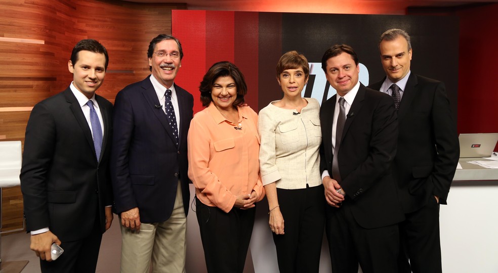 Cristiana Lôbo ao lado dos colegas Dony De Nuccio, Merval Pereira, Renata Lo Prete, Gerson Camarotti e Eduardo Grillo — Foto: Pedro Paulo Figueiredo/Globo