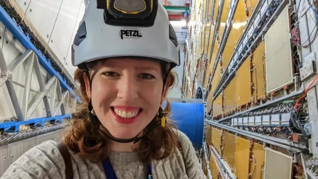 Clara Nellist é uma das cientistas que trabalham no Grande Colisor de Hádrons (Foto: CLARA NELLIST via BBC)