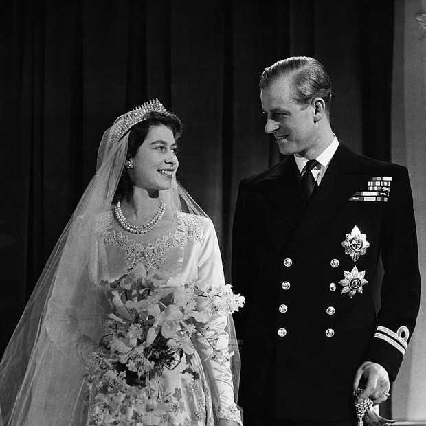 Rainha Elizabeth II em seu casamento com o príncipe Philip usando colar de pérolas (Foto: Getty Images)