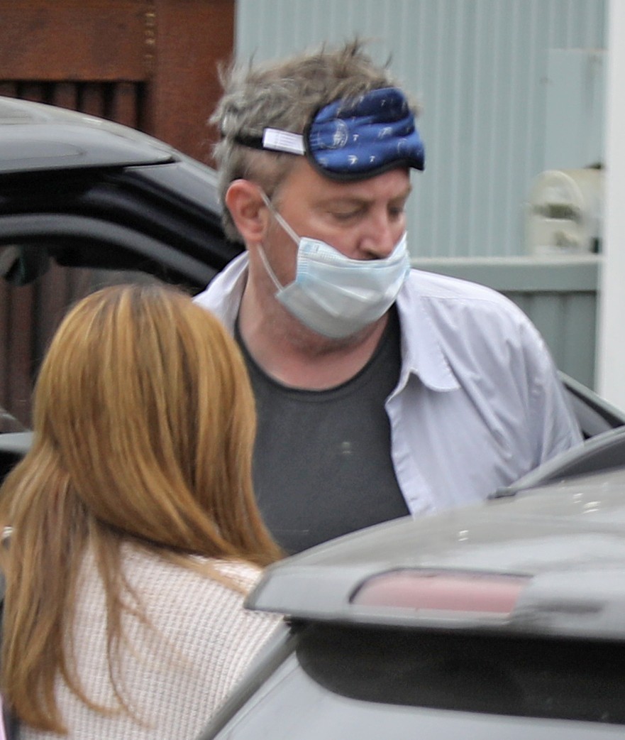 Matthew Perry usando duas máscaras em saída de casa: de proteção e de dormir  (Foto: Grosby Group)