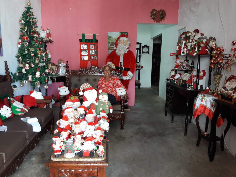 Papais Noéis decoram casa de colecionadora em Maceió (Foto: Magda Ataíde/G1)
