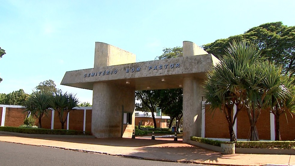 Homem é preso por suspeita de furtar 13 placas de bronze de cemitério em Ribeirão Preto ...