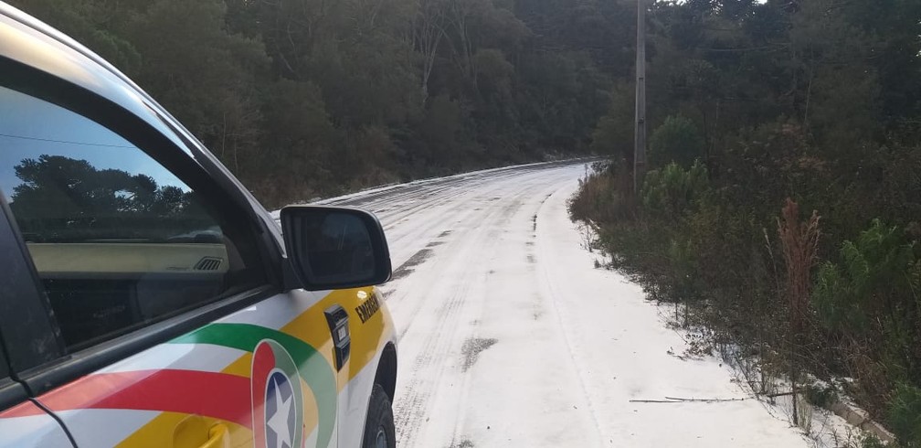 Rodovia em SC congela após temperaturas negativas nesta quinta-feira (29) — Foto: PMRv/Divulgação