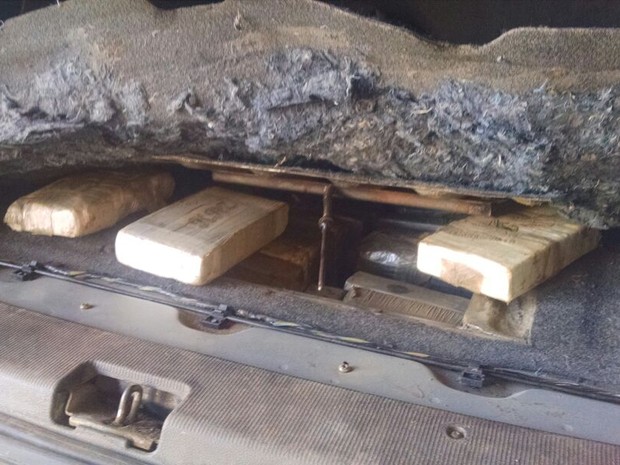 Polícia Federal no Ceará localizou 40 tabletes de cocaína escondidos em fundo falso do porta-malas e mais 15 tabletes no painel do carro (Foto: Divulgação/Polícia Federal)