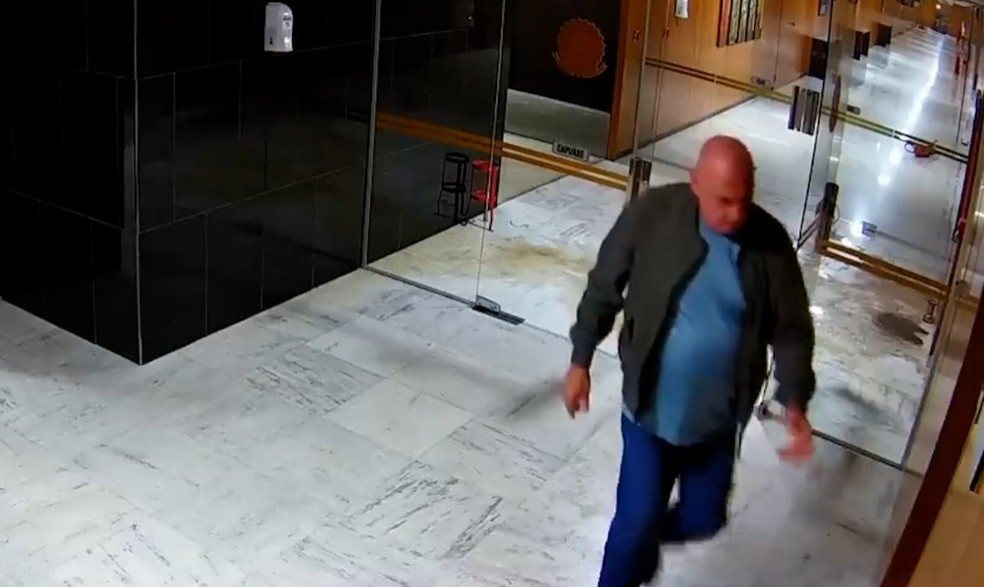 Câmeras de segurança flagraram presença de Gonçalves Dias no Palácio do Planalto no dia 8 de janeiro — Foto: Reprodução/ CNN