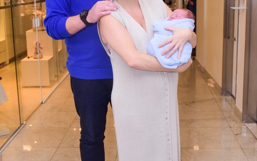 Luiza Possi deixa maternidade com Matteo, seu segundo filho