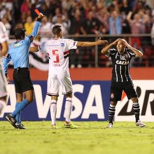Sandro Meira Ricci expulsa Emerson Sheik, do Corinthians, em jogo com o São Paulo (Foto: Marcos Ribolli)