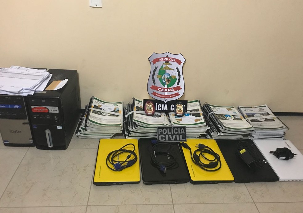 Polícia apreendeu computadores e documentos em uma escola pública de Itapajé (Foto: Reprodução/TVM)