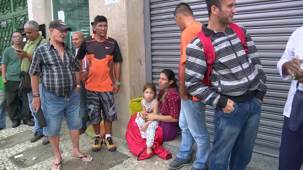 Eleitora leva criança para a fila da biometria em Caxias; muitos eram idosos — Foto: Reprodução/TV Globo