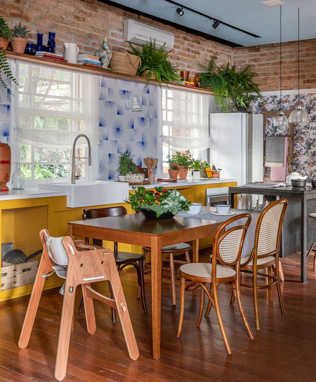 Copa cozinha | O estilo vintage remete à cozinha da casa da vovó. Projeto do ACF Arquitetura. Cerâmicas de Paula Juchem (Foto: Renato Navarro/ Reprodução)