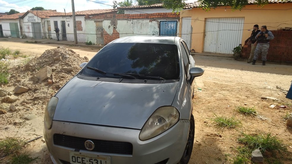 Polinter apreende carro em residência no Parque Alvorada, em Teresina — Foto: Divulgação/PC-PI