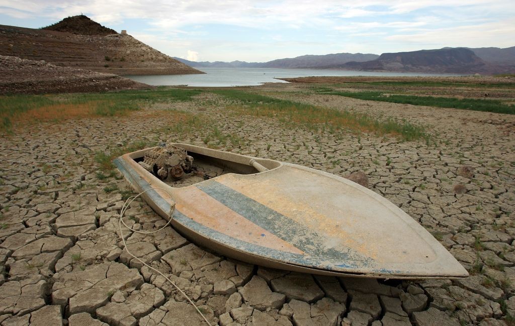 LAKE MEAD NRA, NV - JULY 26:  A mud-covered boat is seen in an area that was until recently underwater July 26, 2007 in the Lake Mead National Recreation Area, Nevada. A seven-year drought and increased water demand spurred by explosive population growth  (Foto: Getty Images)
