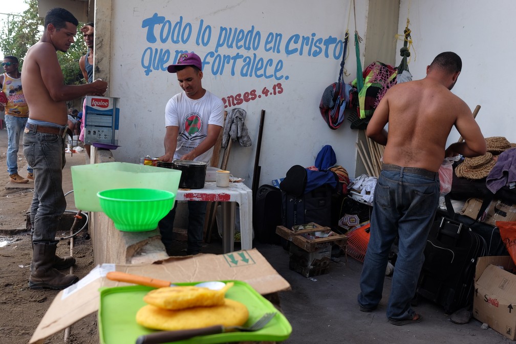 Venezuelanos que vivem no abrigo Tancredo Neves construpiram vários espaço que lembram uma favela na parte externa do local (Foto: Inaê Brandão/G1 RR)