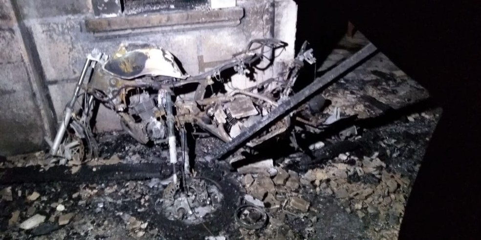 Motocicleta queimada durante incêndio em estação ferroviária de Campinas — Foto: Daniel Mafra / EPTV