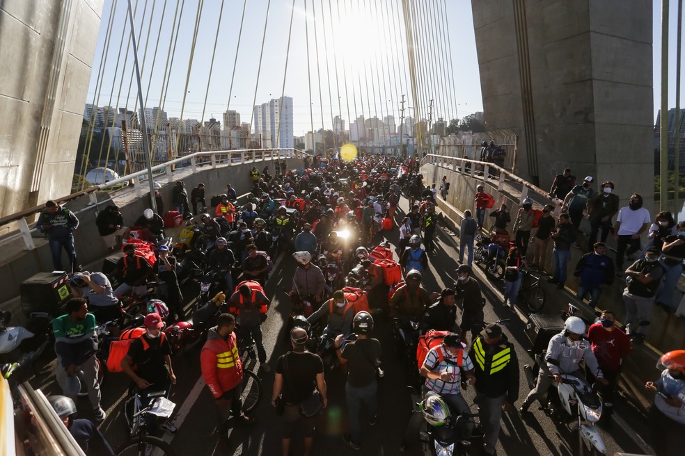 Motoboys e entregadores de aplicativos ocupam a Ponte Octavio Frias, a Ponte Estaiada, na Zona Sul de São Paulo, durante protesto — Foto: Alice Vergueiro/Estadão Conteúdo 