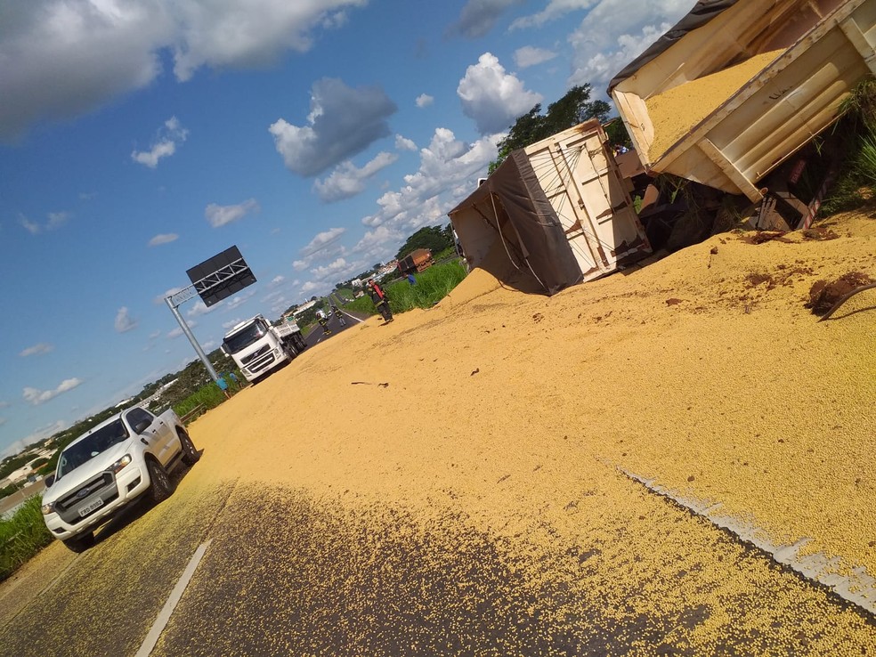 Carreta que transportava soja tombou na rodovia Euclides da Cunha, em Jales (SP) — Foto: Arquivo pessoal