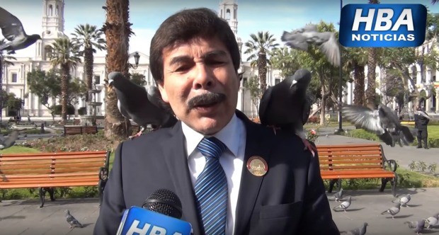 Os pássaros: prefeito de Arequipa, Alfredo Zegarra, durante entrevista em que sofreu 