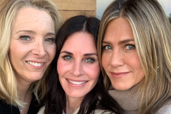 Courteney Cox com Jennifer Aniston e Lisa Kudrow, suas colegas em Friends (Foto: Reprodução/Instagram)