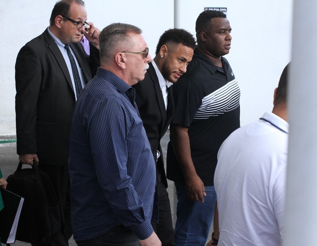 Fãs dão apoio a Neymar em delegacia de São Paulo (Foto: Amauri Nehn/Brazil News)