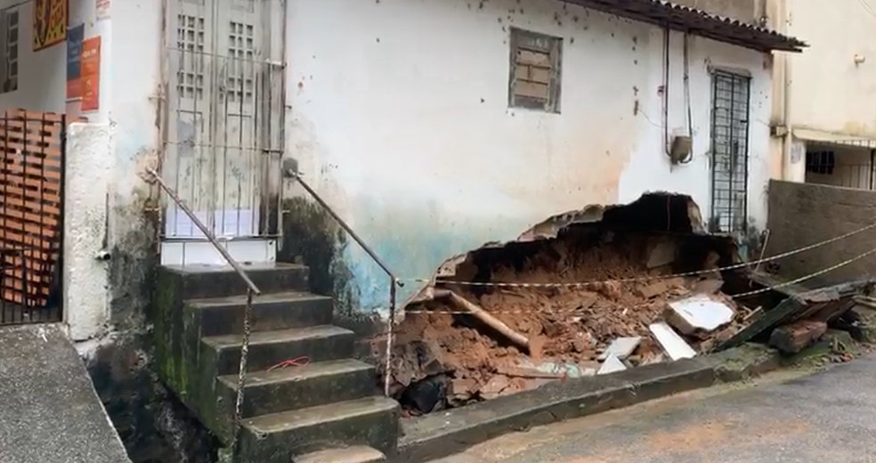 Parte de casa desabou no bairro de Dois Unidos, no Recife, nesta quinta-feira (13) — Foto: Ronan Tardin/TV Globo