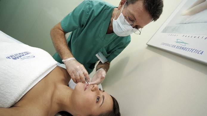 1-medico-realiza-procedimento-medico-na-