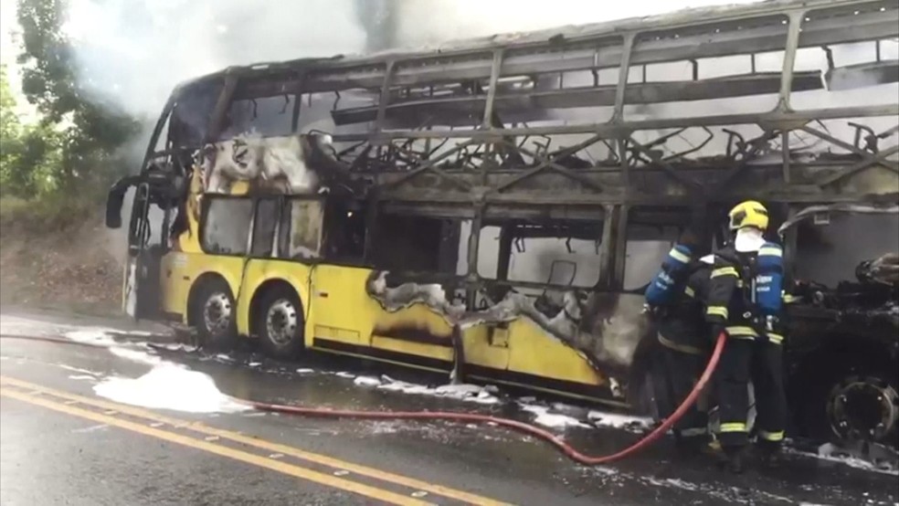 Ônibus pegou fogo, na BR-101, em Conceição da Barra, Norte do ES  — Foto: Reprodução/TV Gazeta