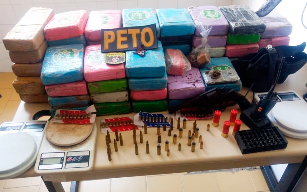 Mais de 50 kg de cocaÃ­na, armas, muniÃ§Ãµes e outros materiais foram achados enterrados em quintal de casa (Foto: DivulgaÃ§Ã£o/PolÃ­cia Militar)
