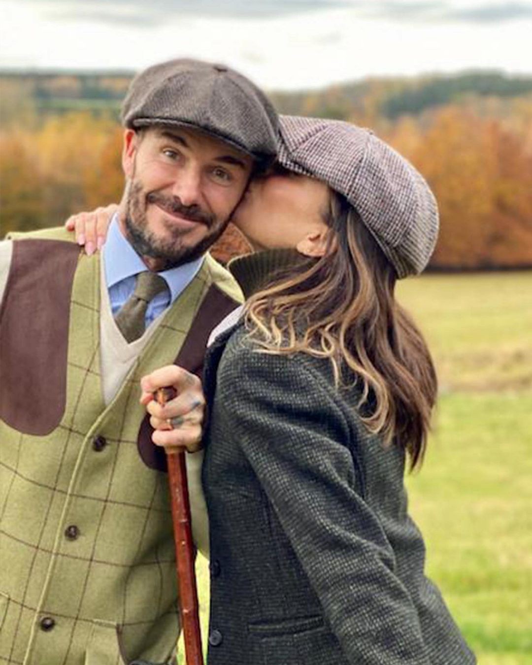 David e Victoria Beckham passeiam no campo inglês (Foto: Reprodução Instagram)