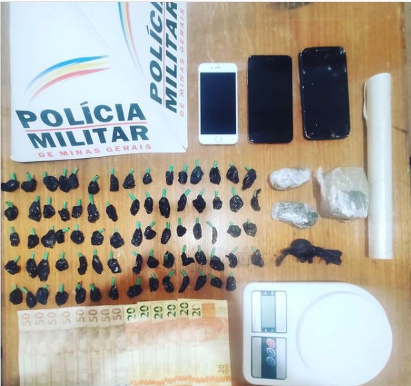 Polícia Militar prende dois jovens em Nova Ponte com papelotes de cocaína e porções de maconha